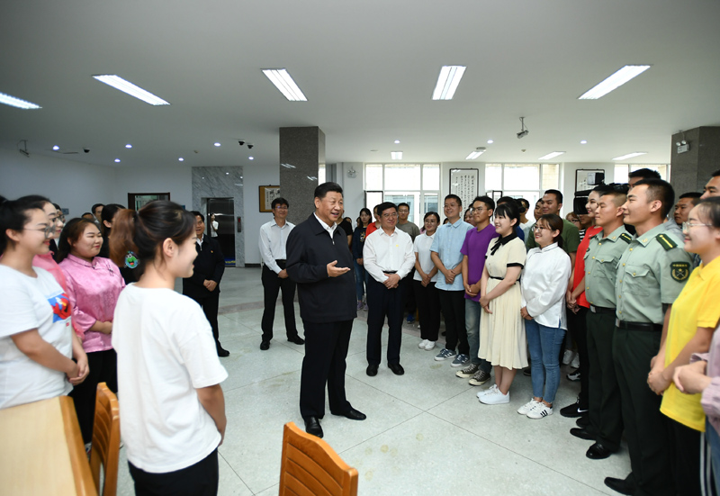 7月15日至16日，中共中央總書記、國家主席、中央軍委主席習(xí)近平在內(nèi)蒙古考察并指導(dǎo)開展“不忘初心、牢記使命”主題教育。這是16日上午，習(xí)近平在內(nèi)蒙古大學(xué)圖書館同學(xué)生們親切交談，勉勵(lì)他們志存高遠(yuǎn)、腳踏實(shí)地、發(fā)奮圖強(qiáng)。