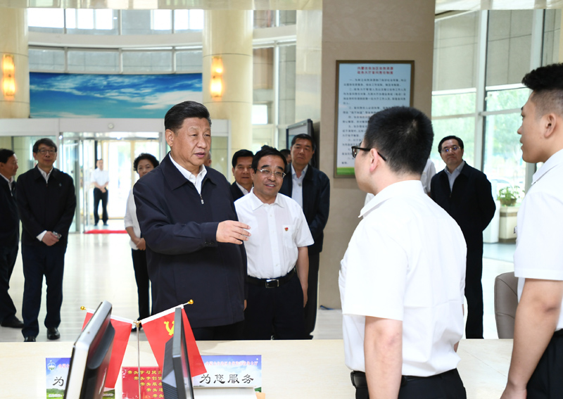 7月15日至16日，中共中央總書記、國家主席、中央軍委主席習(xí)近平在內(nèi)蒙古考察并指導(dǎo)開展“不忘初心、牢記使命”主題教育。這是16日上午，習(xí)近平在內(nèi)蒙古自治區(qū)自然資源廳自然資源政務(wù)大廳同工作人員交談，了解開展主題教育和落實(shí)便捷高效政務(wù)服務(wù)等情況。