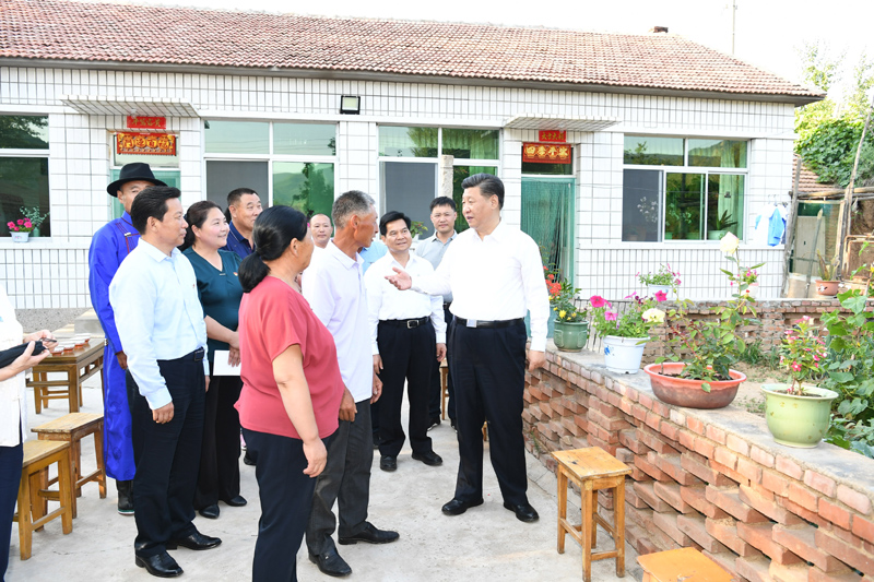 7月15日至16日，中共中央總書記、國家主席、中央軍委主席習(xí)近平在內(nèi)蒙古考察并指導(dǎo)開展“不忘初心、牢記使命”主題教育。這是15日下午，習(xí)近平在赤峰市喀喇沁旗河南街道馬鞍山村村民張國利家，同基層干部群眾代表親切交流。