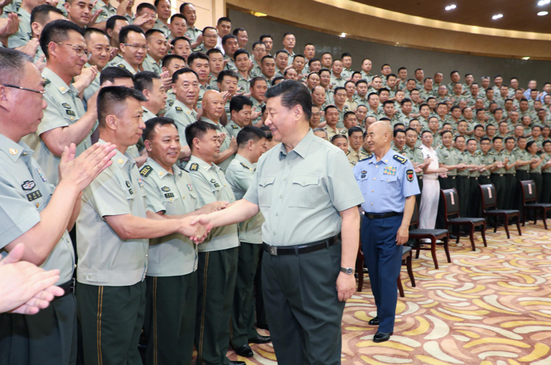 7月15日至16日，中共中央總書記、國家主席、中央軍委主席習(xí)近平在內(nèi)蒙古考察并指導(dǎo)開展“不忘初心、牢記使命”主題教育。這是16日上午，習(xí)近平在呼和浩特親切接見駐內(nèi)蒙古部隊(duì)副師職以上領(lǐng)導(dǎo)干部和團(tuán)級單位主官，代表黨中央和中央軍委向駐內(nèi)蒙古部隊(duì)全體官兵致以誠摯問候。