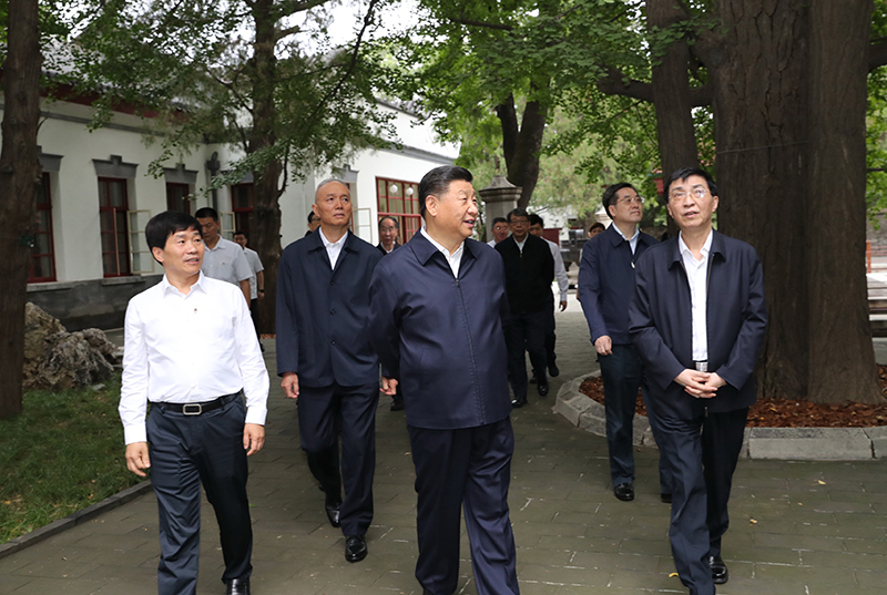 9月12日，中共中央總書記、國(guó)家主席、中央軍委主席習(xí)近平視察中共中央北京香山革命紀(jì)念地。這是習(xí)近平瞻仰雙清別墅。