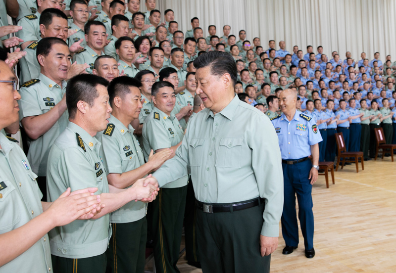 8月22日，中共中央總書記、國家主席、中央軍委主席習近平到空軍某基地視察。這是習近平親切接見駐甘肅部隊副師職以上領(lǐng)導干部和團級單位主官。