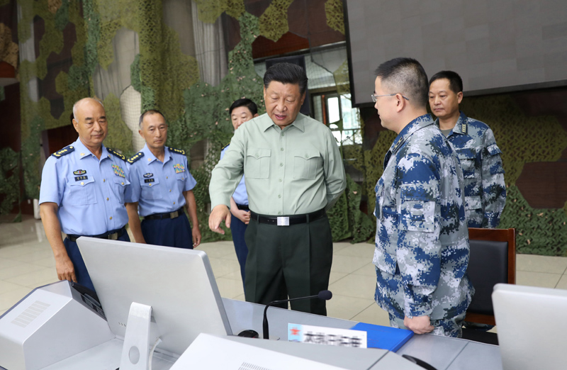 8月22日，中共中央總書記、國家主席、中央軍委主席習近平到空軍某基地視察。這是習近平察看基地作戰(zhàn)指揮中心，了解戰(zhàn)備值班和訓練情況。