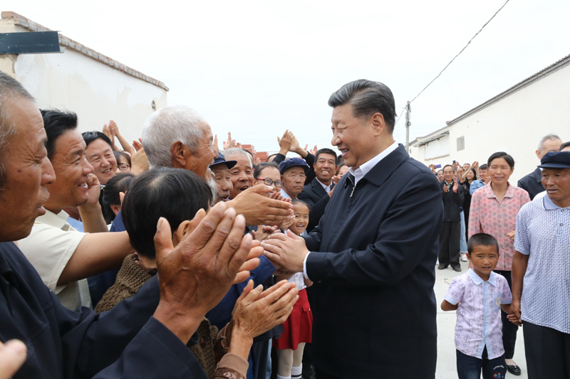 8月19日至22日，中共中央總書記、國(guó)家主席、中央軍委主席習(xí)近平在甘肅考察。這是21日上午，習(xí)近平在武威市古浪縣黃花灘生態(tài)移民區(qū)富民新村同村民親切交談。