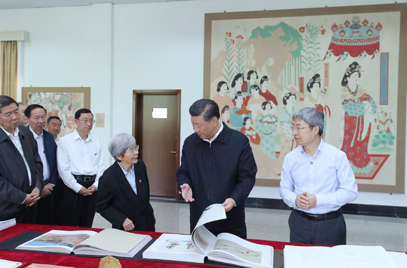 8月19日至22日，中共中央總書記、國(guó)家主席、中央軍委主席習(xí)近平在甘肅考察。這是19日下午，習(xí)近平在敦煌研究院察看珍藏文物和學(xué)術(shù)成果展示，了解文物保護(hù)和研究、弘揚(yáng)優(yōu)秀歷史文化情況。