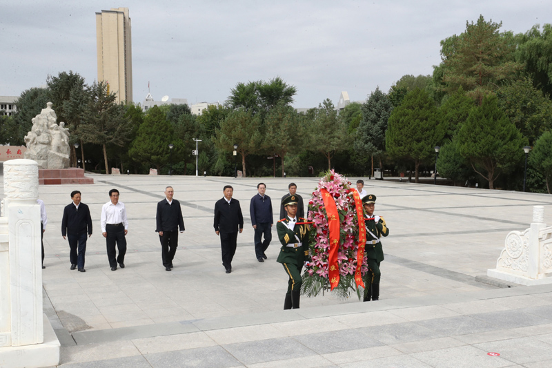 8月19日至22日，中共中央總書記、國(guó)家主席、中央軍委主席習(xí)近平在甘肅考察。這是20日上午，習(xí)近平來(lái)到張掖市高臺(tái)縣，瞻仰中國(guó)工農(nóng)紅軍西路軍紀(jì)念碑，向革命先烈敬獻(xiàn)花籃。