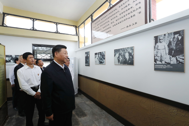 8月19日至22日，中共中央總書記、國(guó)家主席、中央軍委主席習(xí)近平在甘肅考察。這是20日下午，習(xí)近平在張掖市山丹培黎學(xué)校參觀學(xué)校創(chuàng)辦人路易·艾黎故居。