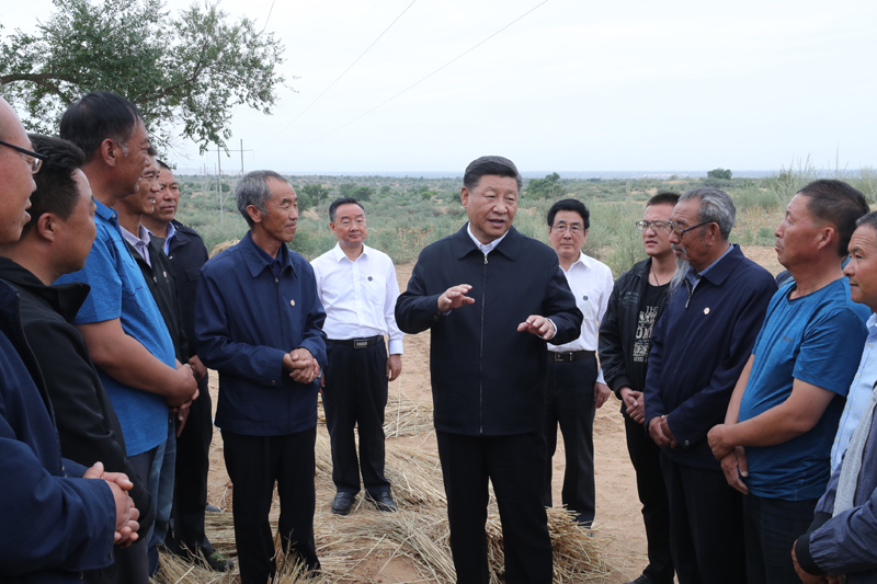 8月19日至22日，中共中央總書記、國(guó)家主席、中央軍委主席習(xí)近平在甘肅考察。這是21日上午，習(xí)近平在武威市古浪縣八步沙林場(chǎng)同“六老漢”代表及林場(chǎng)職工親切交談。