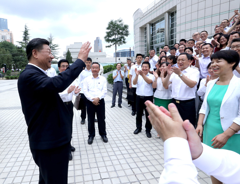 8月19日至22日，中共中央總書記、國(guó)家主席、中央軍委主席習(xí)近平在甘肅考察。這是21日下午，習(xí)近平在讀者出版集團(tuán)有限公司同工作人員親切交談。