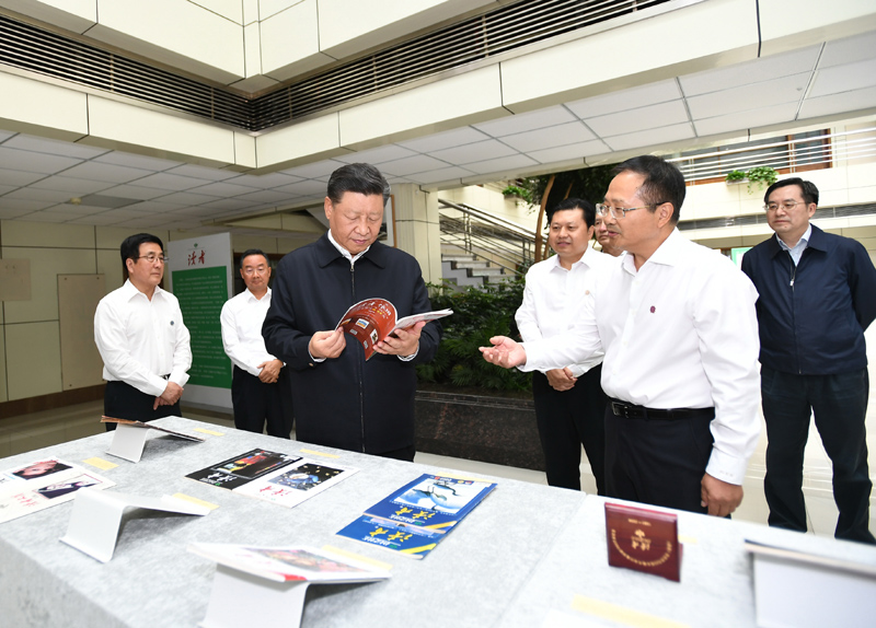 8月19日至22日，中共中央總書記、國(guó)家主席、中央軍委主席習(xí)近平在甘肅考察。這是21日下午，習(xí)近平在讀者出版集團(tuán)有限公司考察。