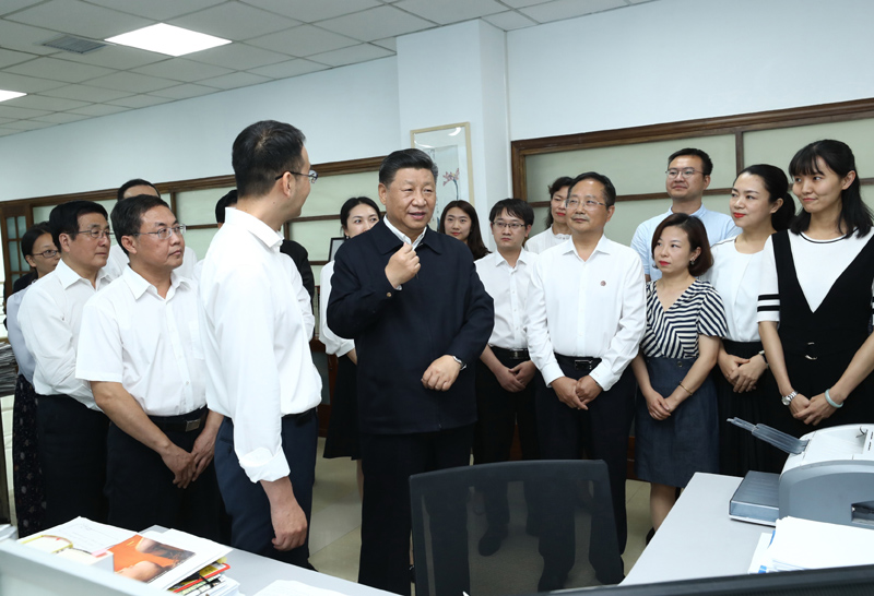 8月19日至22日，中共中央總書記、國(guó)家主席、中央軍委主席習(xí)近平在甘肅考察。這是21日下午，習(xí)近平在《讀者》編輯部同工作人員交流，勉勵(lì)他們?yōu)槿嗣裉峁└鄡?yōu)秀精神食糧。