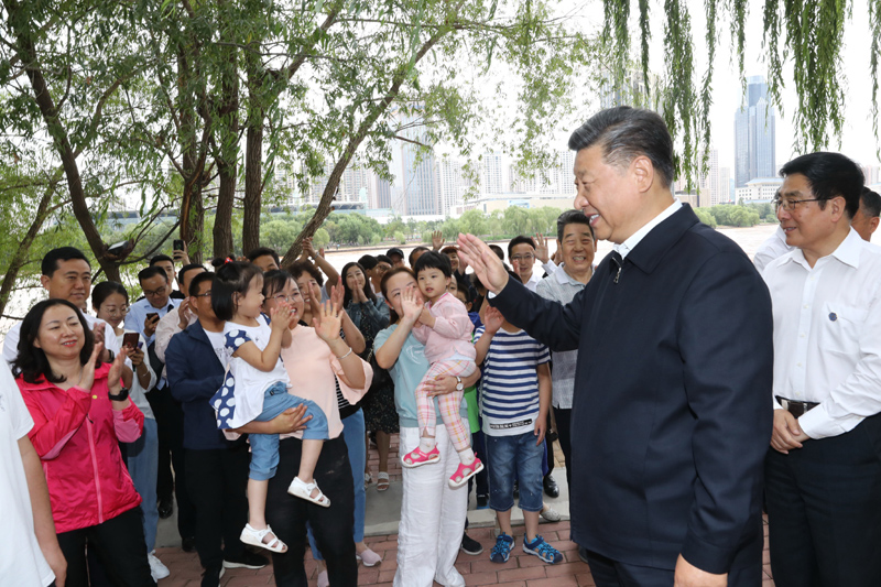 8月19日至22日，中共中央總書記、國(guó)家主席、中央軍委主席習(xí)近平在甘肅考察。這是21日下午，習(xí)近平在蘭州市黃河治理蘭鐵泵站項(xiàng)目點(diǎn)同正在休閑的群眾親切交談。