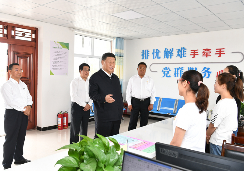 8月19日至22日，中共中央總書記、國(guó)家主席、中央軍委主席習(xí)近平在甘肅考察。這是21日上午，習(xí)近平在武威市古浪縣黃花灘生態(tài)移民區(qū)富民新村黨群服務(wù)中心考察。